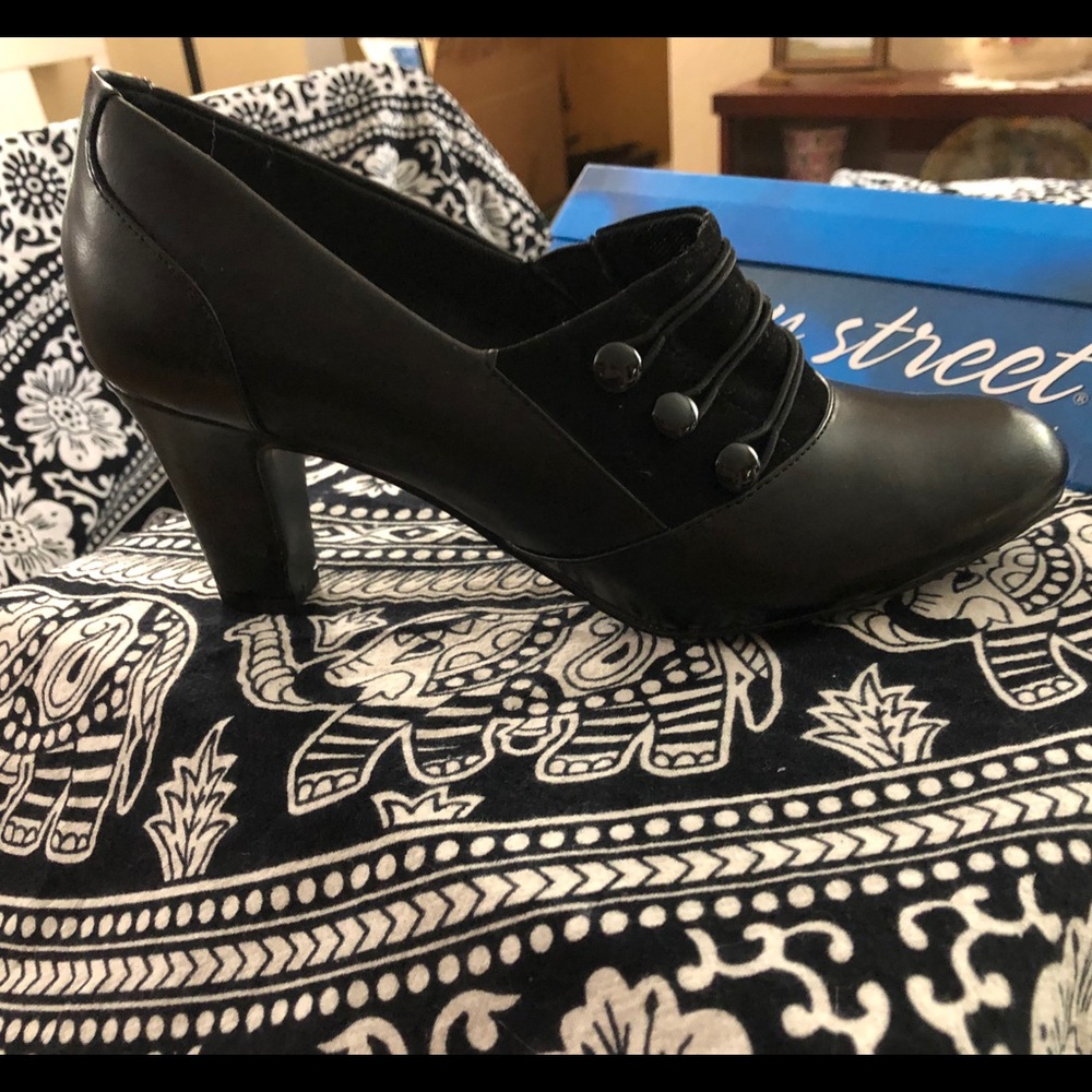 Easy Street Pearl, black heels